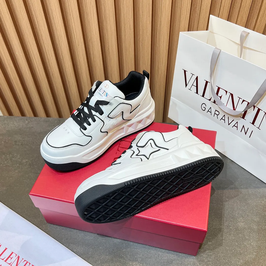 👟👟Ex-factory price 660👟👟 𝑽𝒂𝒍𝒆𝒏𝒕𝒊𝒏𝒐Valentino 𝑶𝒏𝒆𝑺𝒕𝒖𝒅 Couple casual sports shoes series Valentino 2024 new couple sports shoes are on sale. The original ZP was purchased and dismantled. Repeated pattern making and modification. I tried my best to restore it one to one! Top luxury masterpiece Signature five-pointed star design Soft and comfortable genuine leather with contrasting colors brings excellent and elegant texture and excellent on-foot comfort Top purchasing version upper: imported calfskin surface/original oil edge craftsmanship Outsole: original development 𝐓𝐏𝐔 two-color combination outsole Packaging: original configuration complete package Code number: 34-𝟒𝟓